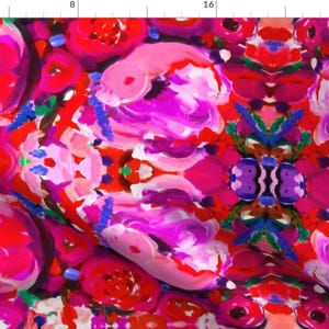 以下が含まれることがあります： ピンク、赤、紫、青、緑の色の万華鏡模様の抽象画。絵画は、中央の焦点となる点を持つ対称的なデザインです。