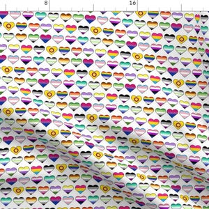 Pode incluir: Um fundo branco com um padrão repetitivo de corações coloridos. Cada coração é contornado em preto e preenchido com um design diferente de bandeira do orgulho.