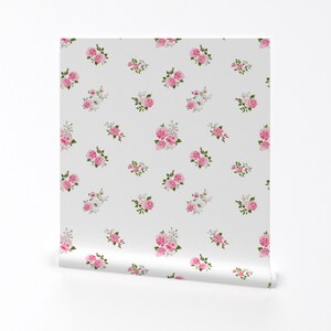 Pink Roses Wallpaper - Cute Pink Roses Pattern de Ka Lou - Rollo de papel tapiz autoadhesivo extraíble con estampado floral de rosas de Spoonflower