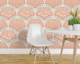 Papel de Parede Autoadesivo Náutico - Conchas e Penas Costeiras em Azul Coral - Arte Decorativa Removível para Parede - Concha de Vieira e Penas por irisbarges