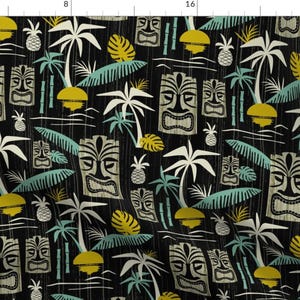 Op de afbeelding: Een zwart-wit herhalend patroon met tiki-maskers, palmbomen, ananas en bamboe. De achtergrond is een donker houtnerfpatroon.