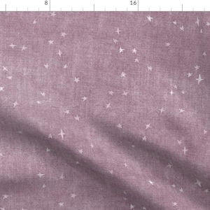 Könnte beinhalten: Staubrosa Stoff mit einem Muster aus weißen Sternen. Der Stoff hat eine strukturierte Optik, wobei die Sterne in Größe und Form variieren. Dieses Himmelsdesign eignet sich für verschiedene Bastelprojekte.