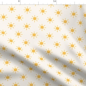 Op de afbeelding: Crèmekleurige stof met een herhalend patroon van lachende gele zonnen. Elke zon heeft stralen en een eenvoudig gezicht. Dit vrolijke ontwerp is geschikt voor diverse knutselprojecten.