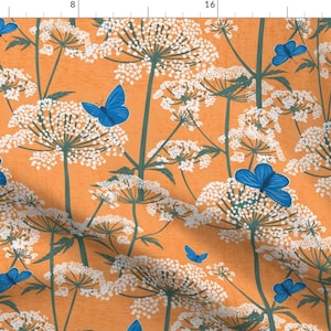 Op de afbeelding: Een naadloos patroon met blauwe vlinders en witte bloemclusters op een oranje achtergrond. Het ontwerp is perfect voor stof, behang of inpakpapier.