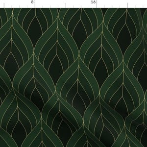 Könnte beinhalten: Ein nahtloses Muster mit einem sich wiederholenden Design aus stilisierten Blättern in dunkelgrüner Farbe mit goldenen Umrissen.