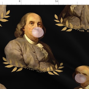 Puede incluir: Un patrón repetido de un retrato de un hombre con una gran burbuja de chicle rosa en la boca. El fondo es negro con ramitas de hojas doradas.