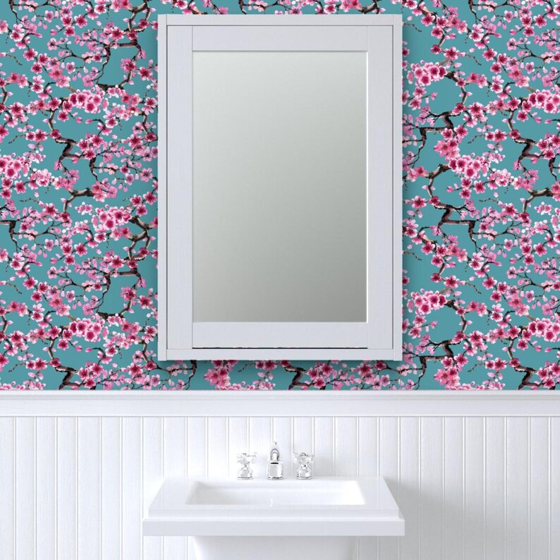 Japońska tapeta – Sakura Turquoise autorstwa Sveta Aho – Duża rolka samoprzylepnej tapety z motywem kwitnącej wiśni, zdejmowana, z motywem sadu, autorstwa Spoonflower zdjęcie 8