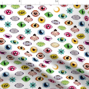 Może przedstawiać: Białe tło z powtarzającym się wzorem kolorowych oczu. Oczy są w różnych kształtach i rozmiarach, z różnymi kolorami i wzorami. Niektóre oczy mają rzęsy, brwi i źrenice. Słowa "EVE" i "XXXII" pojawiają się w niektórych oczach.