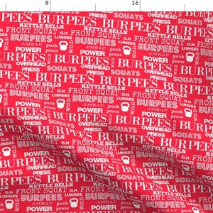 Puede incluir: Tela roja con un patrón blanco repetido de términos de fitness, que incluyen "burpees", "kettle bells", "front squat", "lunges", "power", "press", "overhead", "squats" y "amrap".