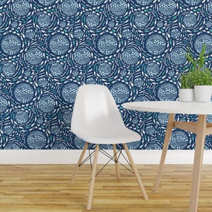 Vissenbehang - Ocean Courses van Mariana Valladares - Blue School of Fish Beach verwijderbare zelfklevende behangrol van Spoonflower