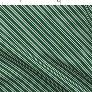 Puede incluir: Una tela con un patrón de rayas diagonales en verde y blanco. Las rayas son finas y están espaciadas uniformemente.