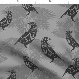 Puede incluir: Un patrón sin costuras que presenta pájaros negros estilizados con diseños intrincados sobre un fondo gris. Los pájaros se repiten en todo el patrón, creando un diseño dinámico y visualmente atractivo.