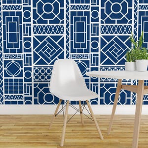 Carta da parati con motivo a traforo - Traliccio su sfondo blu navy di Danika Herrick - Carta da parati autoadesiva rimovibile con stampa personalizzata a traforo, in rotolo, di Spoonflower