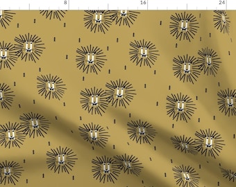 Può includere: Un motivo senza cuciture che presenta un design ripetitivo di volti di leone con contorni neri e uno sfondo marrone. I volti di leone hanno un design semplice e stilizzato con un papillon nero.