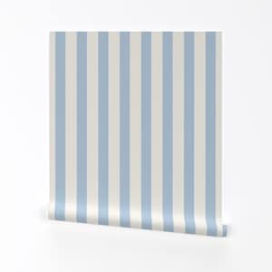 Carta da parati a strisce blu - Strisce blu ghiaccio su crema di Jenlats - Rotolo di carta da parati autoadesiva rimovibile stampata classica blu bambino di Spoonflower