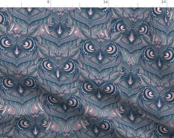 Puede incluir: Un patrón sin costuras que presenta un diseño repetitivo de caras de búhos en tonos de azul, verde y rosa. Los búhos tienen detalles intrincados y un aspecto estilizado, casi geométrico.