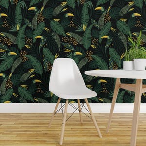 Papel pintado de tucán - Hojas de palmera tropical hawaiana de Presuttidesign - Rollo de papel pintado autoadhesivo removible con diseño de pájaro de la isla verde de Spoonflower