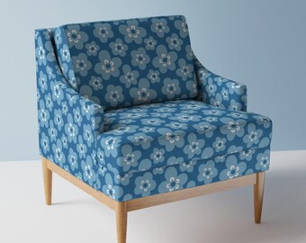 Tkanina obiciowa w stylu vintage – niebieskie skandynawskie kwiaty od krisztinajung – kwiatowy, retro, nowoczesny, modny materiał boho z lat 60. cięty na wymiar z motywem Spoonflower