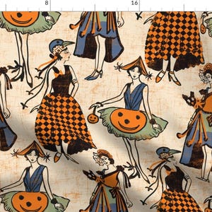 Puede incluir: Tela de Halloween de estilo vintage con ilustraciones de mujeres con vestidos de flapper, cada una con accesorios con temática de calabaza. La paleta de colores incluye naranja, negro, azul y verde sobre un fondo crema. La tela tiene un aspecto envejecido.