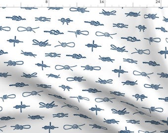 Könnte beinhalten: Ein weißer Hintergrund mit einem sich wiederholenden Muster aus blauen nautischen Knoten. Die Knoten sind in verschiedenen Formen und Größen.