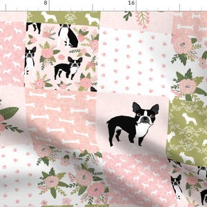 Könnte beinhalten: Ein rosafarbenes und grünes Patchwork-Stoffmuster mit Boston Terrier Hunden, Blumenmustern und Knochenformen.