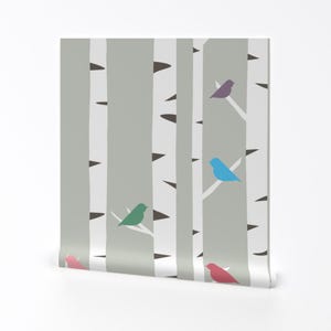 Papel tapiz de bosque - Nesting Place de Erijoyjoy - Rollo de papel tapiz autoadhesivo extraíble con impresión personalizada de pájaros de abedul del bosque de Spoonflower