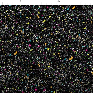 Könnte beinhalten: Schwarzer Hintergrund mit einem zufälligen Muster aus bunten Farbspritzern in Gelb, Orange, Pink, Blau, Grün und Weiß.