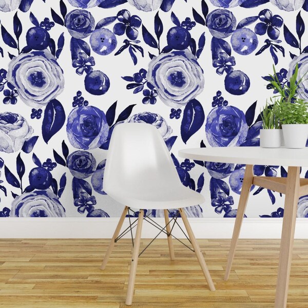 Blommig tapet - Stor blå vit blommig akvarell från Theartwerks - Specialtryckt avtagbar självhäftande tapetrulle från Spoonflower