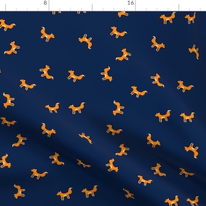 Peut inclure: Un tissu bleu marine avec un motif répété de renards orange. Les renards sont tournés vers la droite et ont un design simple et cartoon.