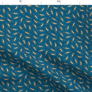 Könnte beinhalten: Tealfarbener Stoff mit einem sich wiederholenden Muster aus kleinen, länglichen Formen in Hellbraun. Die Formen sind zufällig über den Stoff verteilt.