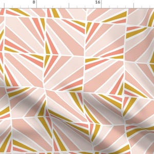 Op de afbeelding: Een naadloos patroon met geometrische vormen in roze en gouden tinten. Het patroon is gemaakt van overlappende driehoeken en vierkanten, wat een modern en stijlvol ontwerp creëert.