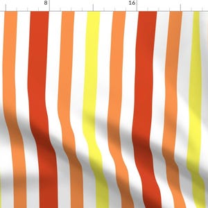 Op de afbeelding: Een witte achtergrond met verticale strepen in geel, oranje en rood.