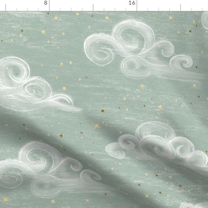 Könnte beinhalten: Ein nahtloses Muster mit weißen Wolken auf hellblauem Hintergrund mit goldenen Sternen. Die Wolken sind in einem verspielten Stil mit wirbelnden Linien gezeichnet.