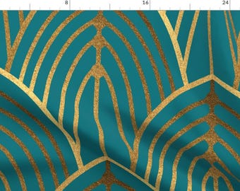 Op de afbeelding: Teal stof met een gouden art deco design. Het patroon heeft gebogen gouden lijnen op een teal achtergrond, waardoor een waaiervormig motief ontstaat. De stof is geschikt voor diverse knutsel- en designprojecten.