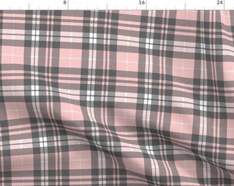 Op de afbeelding: Roze en grijze geruite stof met een subtiele witte streep. De stof heeft een geweven textuur en is perfect voor knutselprojecten.
