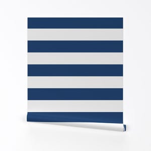 Carta da parati nautica - Strisce nautiche di Kiniart - Rotolo di carta da parati autoadesiva rimovibile stampata personalizzata blu navy bianco nautico di Spoonflower