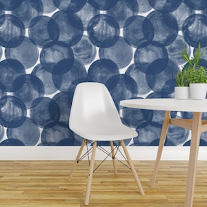 Circles Tapet - Enorma akvarellprickar marinblå av Friztin - Circles specialtryckt avtagbar självhäftande tapetrulle av Spoonflower