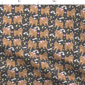 Puede incluir: Un patrón sin costuras que presenta un diseño repetitivo de perros doodle marrones con cuernos y alas de unicornio sobre un fondo gris oscuro. Los perros están rodeados de arcoíris, estrellas y corazones.