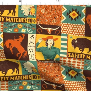 Puede incluir: Un diseño de tela de patchwork colorido con una variedad de motivos occidentales y nativos americanos, incluyendo vaqueros, caballos, búfalos y tocados nativos americanos. La tela también incluye texto que dice "SAFETY MATCHES 10¢" y "GABARDINE $3.5".