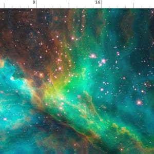 Op de afbeelding: Een levendige nevel met draaiende wolken in turquoise, groen en oranje, bezaaid met glinsterende sterren.