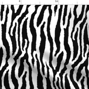 Puede incluir: Tela de estampado de cebra en blanco y negro con un aspecto texturizado y peludo. El estampado es un patrón repetitivo de rayas verticales.