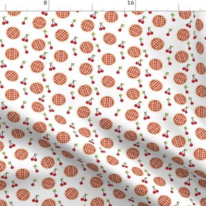 Peut inclure: Un fond blanc avec un motif répété de tartes aux cerises rouges et de cerises rouges avec des tiges vertes.