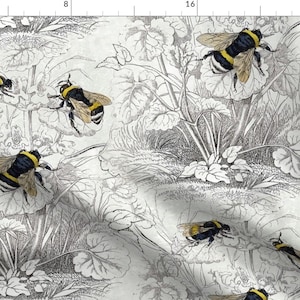 Könnte beinhalten: Ein Muster mit schwarz-gelben Hummeln auf weißem Hintergrund. Das Design zeigt detaillierte Illustrationen von Bienen zwischen Blättern und Pflanzen. Die Kunstwerke sind in Graustufen gehalten und erzeugen eine Vintage- oder botanische Ästhetik.