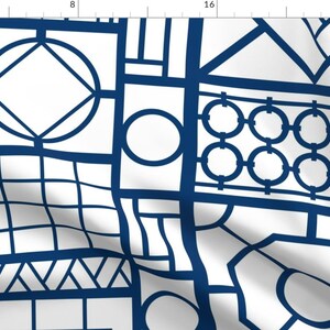 Può includere: Un motivo geometrico senza cuciture in blu navy su sfondo bianco. Il motivo comprende cerchi, quadrati e triangoli.