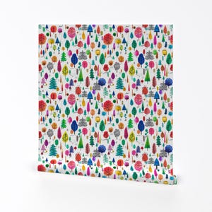 Carta da parati con alberi - Alberi colorati di Ninola-Design - Rotolo di carta da parati autoadesiva rimovibile per bambini, foresta, natura, bosco di Spoonflower
