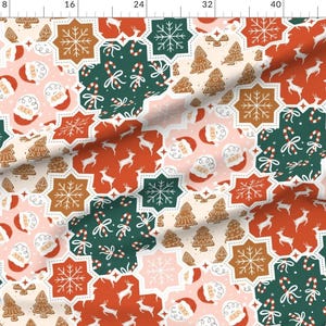 Peut inclure: Un motif sans couture présentant un design en patchwork avec divers motifs de Noël. Le motif comprend des flocons de neige, des cannes en sucre, des rennes, des maisons en pain d'épices et des bonnets de Père Noël dans des tons de rouge, vert, marron et blanc.