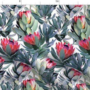 Op de afbeelding: Een naadloos patroon met levendige rode en roze protea-bloemen met groene bladeren op een witte achtergrond.