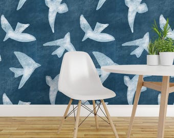 Tapeta samoprzylepna Blue Birds w stylu indygo shibori z mewą nad oceanem – zdejmowana dekoracja ścienna – mewy od achiachodesign