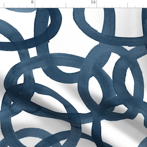 Może przedstawiać: Wzór bez szwów z abstrakcyjnymi niebieskimi okręgami akwarelowymi na białym tle. Okręgi nakładają się na siebie, tworząc nowoczesny i stylowy wzór.