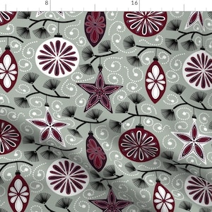 Peut inclure: Un motif sans couture représentant des ornements de Noël stylisés en nuances de bordeaux, blanc et noir sur un fond gris clair.